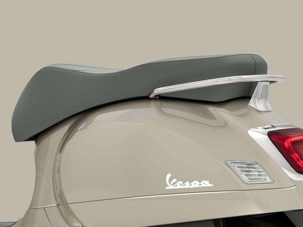 Vista del respaldo del asiento de la nueva Vespa GTS 310, destacando su diseño elegantemente integrado.