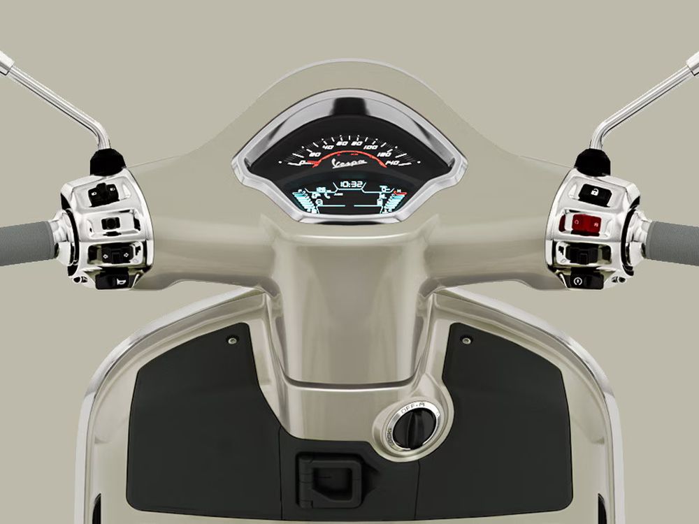 Panel de instrumentos de la nueva Vespa GTS 310 Euro 5+, con un diseño moderno y funcional.