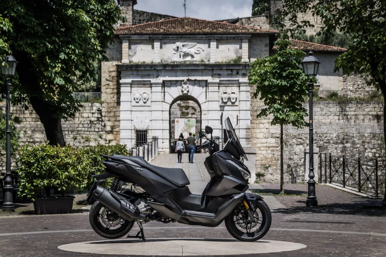 La VOGE SR3 destaca por su diseño moderno y urbano, ideal para la ciudad.