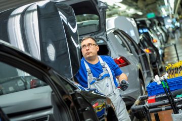 Los trabajadores de Volkswagen optimizan procesos en la planta alemana.