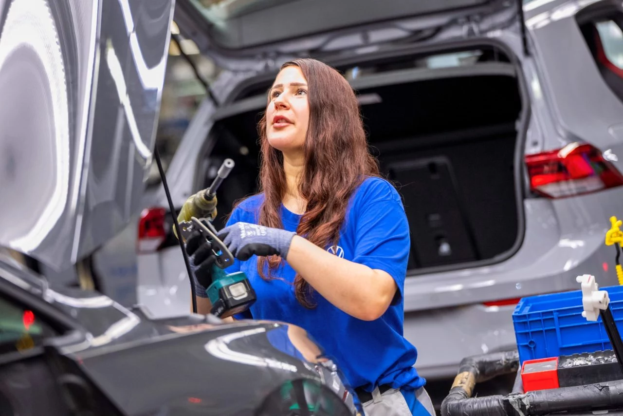 Trabajadora en la línea de producción de VW, mostrando dedicación y esfuerzo.