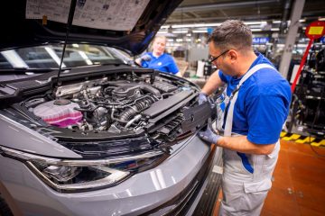 Trabajadores de Volkswagen en plena producción, asegurando la calidad.