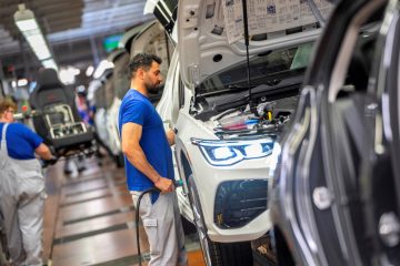 Los trabajadores de Volkswagen realizan ajustes cruciales en las líneas de producción.