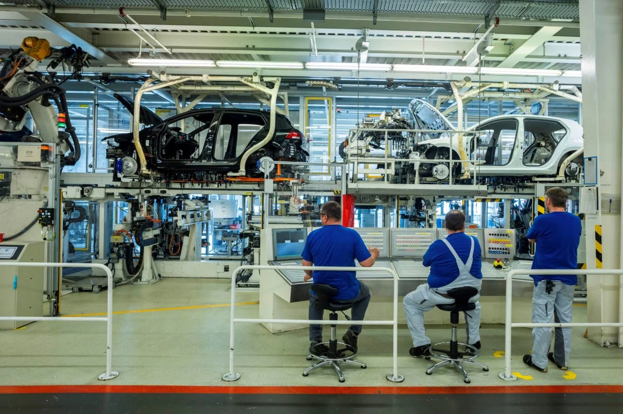 Los trabajadores de Volkswagen en plena labor de ensamblaje en la fábrica.