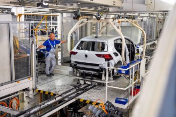 Trabajadores de Volkswagen en la línea de producción, luchando por el futuro.