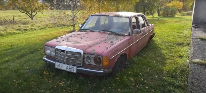 Solo este coche, con el motor más denostado por Europa, podría arrancar así tras 16 años abandonado.