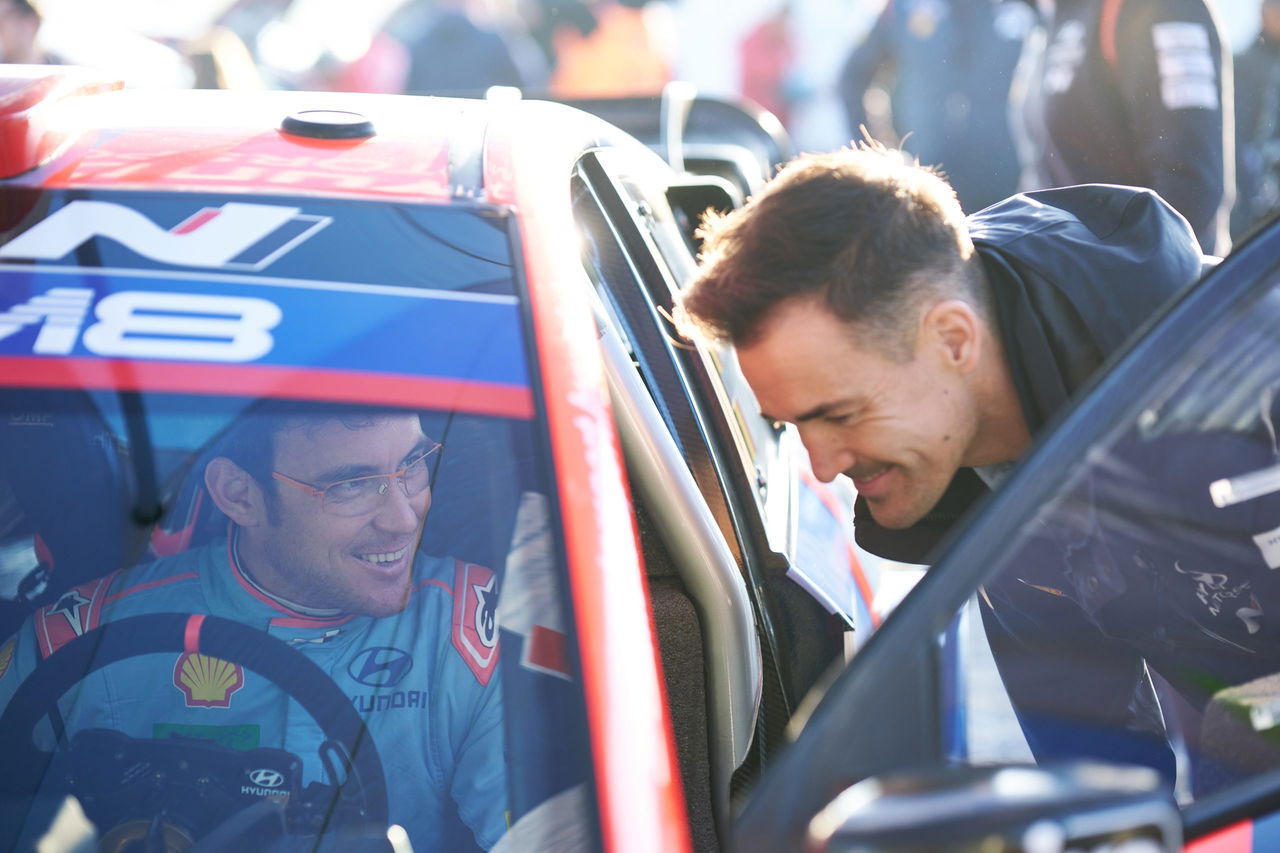 Adrián Fourmaux y piloto de Hyundai conversan antes de la competición.