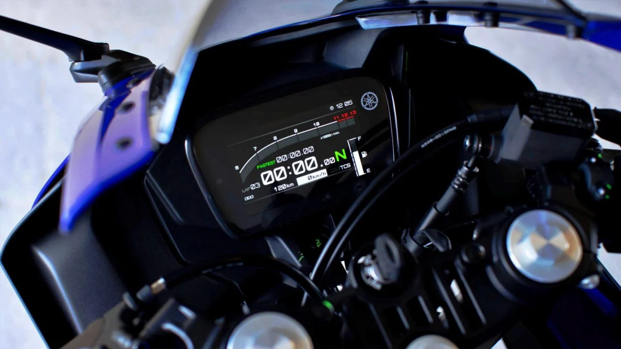 Vista del panel de instrumentos de la Yamaha R125 con información clave. 