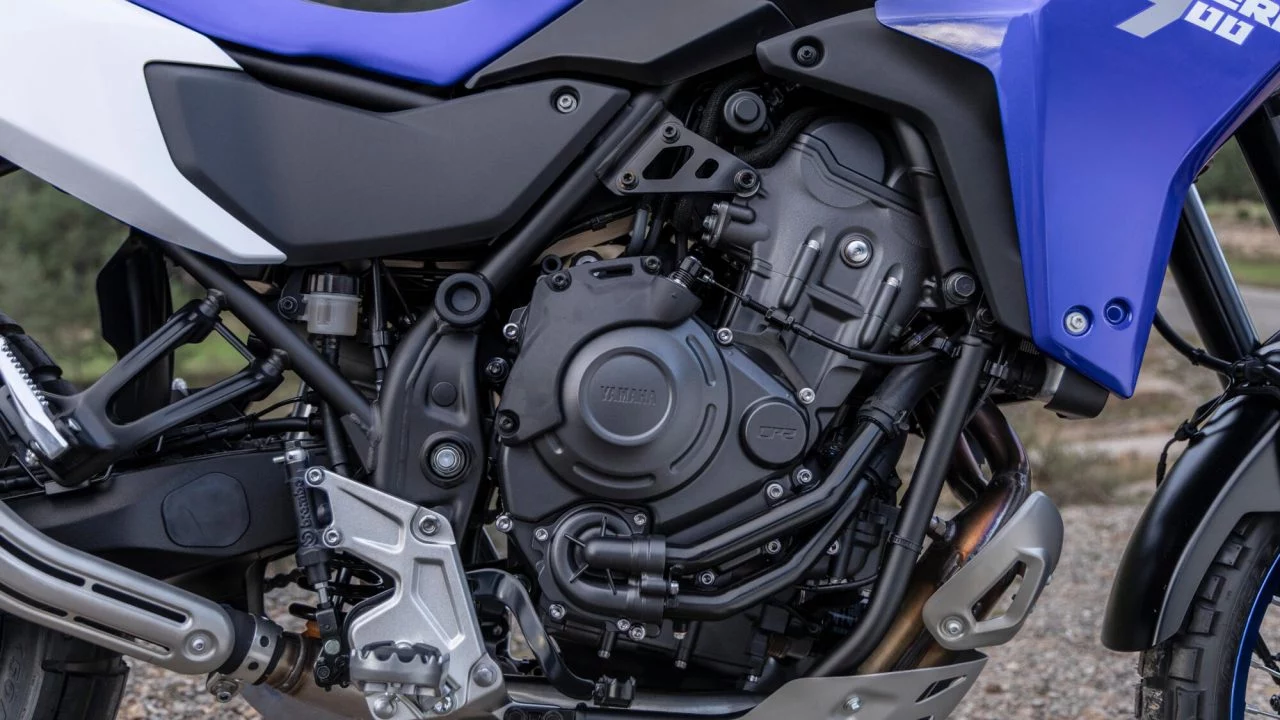 Renovado motor de la Yamaha Tenere 2025, sinónimo de fiabilidad.