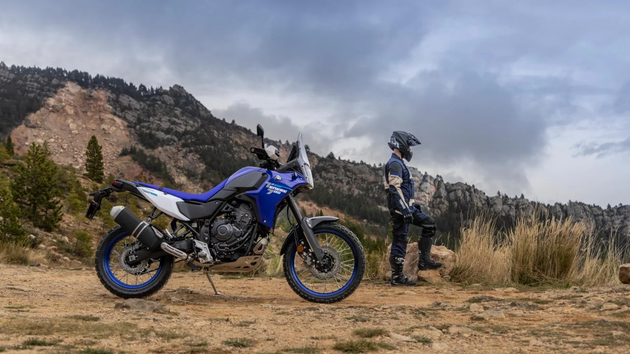 La Yamaha Ténéré se muestra imponente en su hábitat natural, lista para dominar los caminos