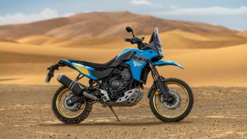 La Yamaha Ténéré Rally 2025 posa imponente en un entorno desértico, llamada a dominar el segmento.