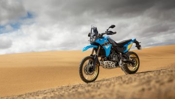 Yamaha Ténéré Rally 2025 en acción, combinación de rendimiento y estilo.