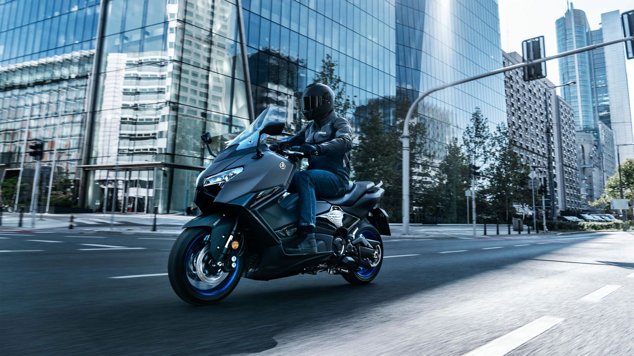 La Yamaha TMAX 2025 se presenta con líneas agresivas y estilizadas.