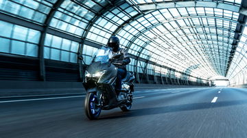 Nueva Yamaha TMax 2025, renovación del icónico scooter deportivo.