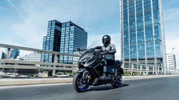 Una Yamaha TMax 2025 en ambiente urbano, destilando deportividad y elegancia.