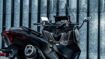 La Yamaha TMAX 2025 muestra su línea renovada y su carácter deportivo.