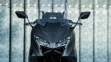 Vista frontal Yamaha TMAX 2025, diseño agresivo y moderno