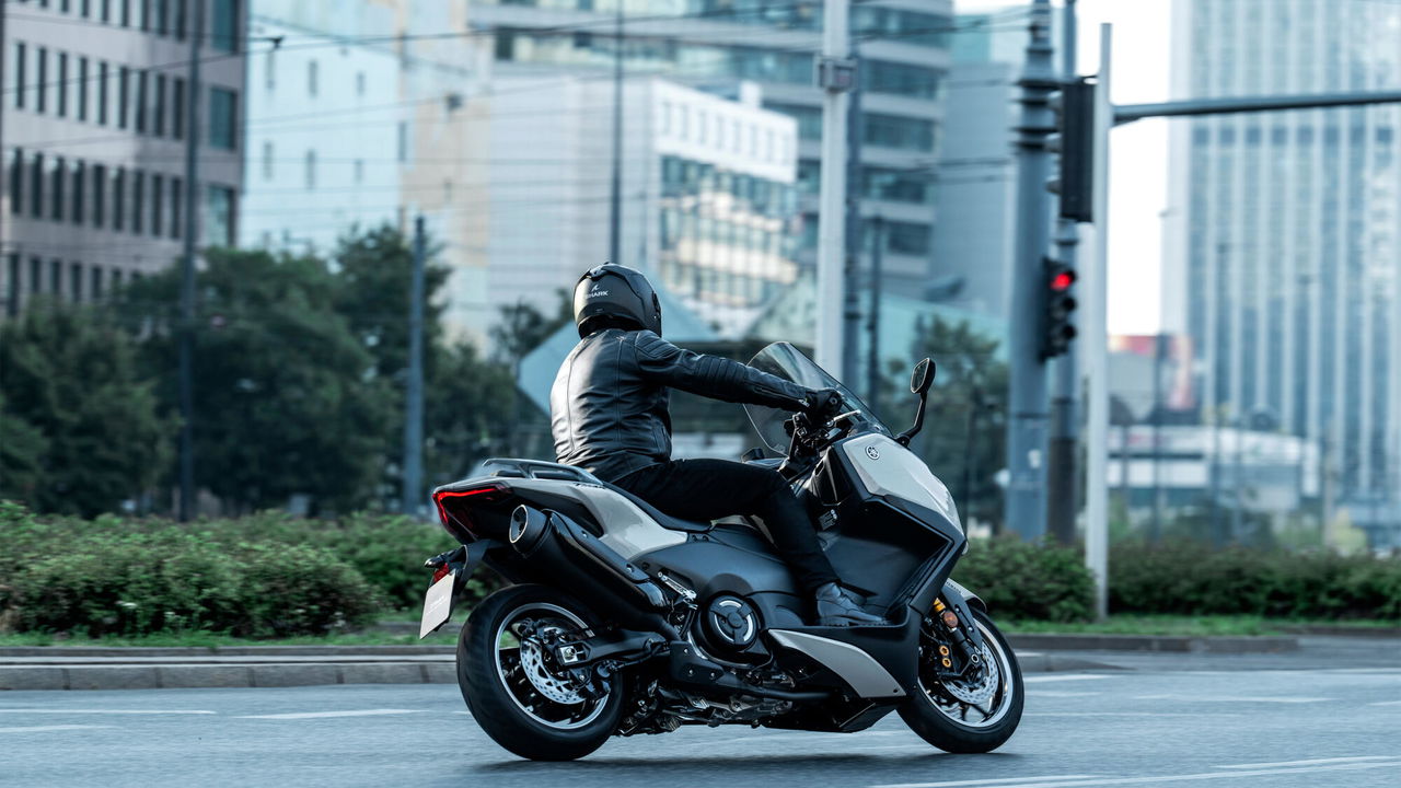 La Yamaha TMAX 2025 se muestra en toda su magnitud, elegancia en movimiento.