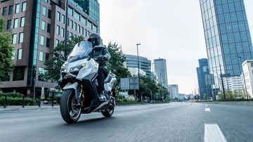 La Yamaha T-MAX se muestra en su hábitat, promesa de agilidad y estilo en la ciudad.