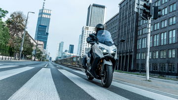 El GTI de dos ruedas, Yamaha TMAX 2025, luce imponente en su hábitat urbano.