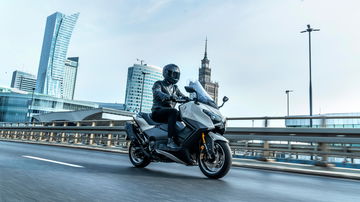 Renovación del icónico Yamaha TMAX 2025, lujo y prestaciones en dos ruedas.