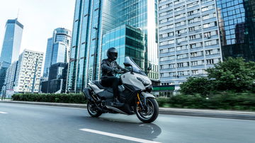 La Yamaha TMAX Tech Max se exhibe en su entorno urbano, toda una referencia GTI de dos ruedas.