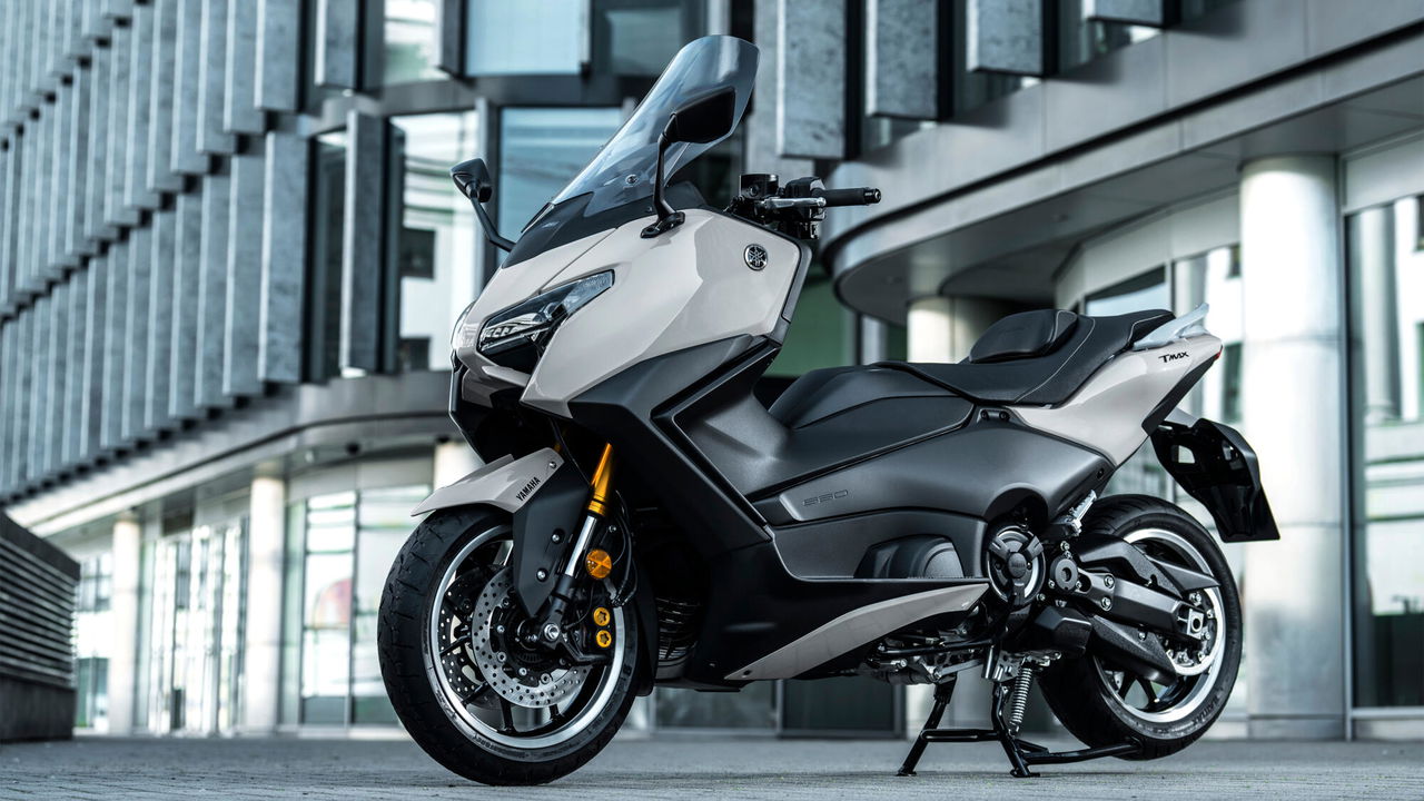 La Yamaha TMAX 2025 Tech Max luce su diseño lateral deportivo y elegante.