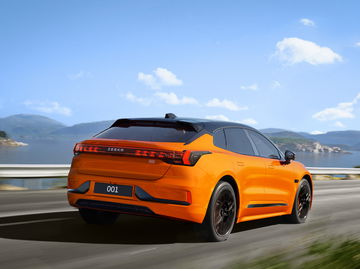 Vista trasera y lateral de un coche con un diseño deportivo en color naranja.