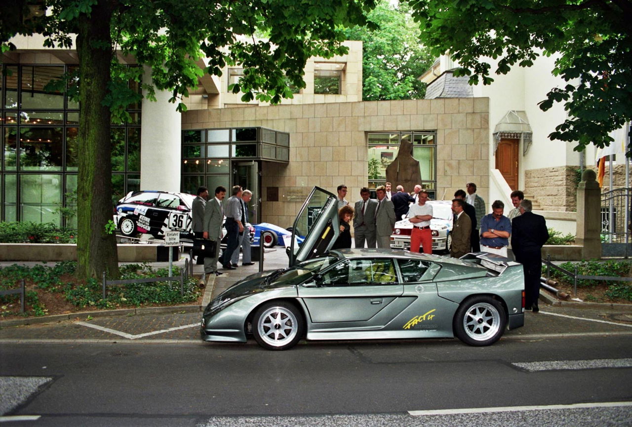 Mitad Ferrari F40, mitad Lamborghini Countach, este coche de fibra de carbono sorprende.