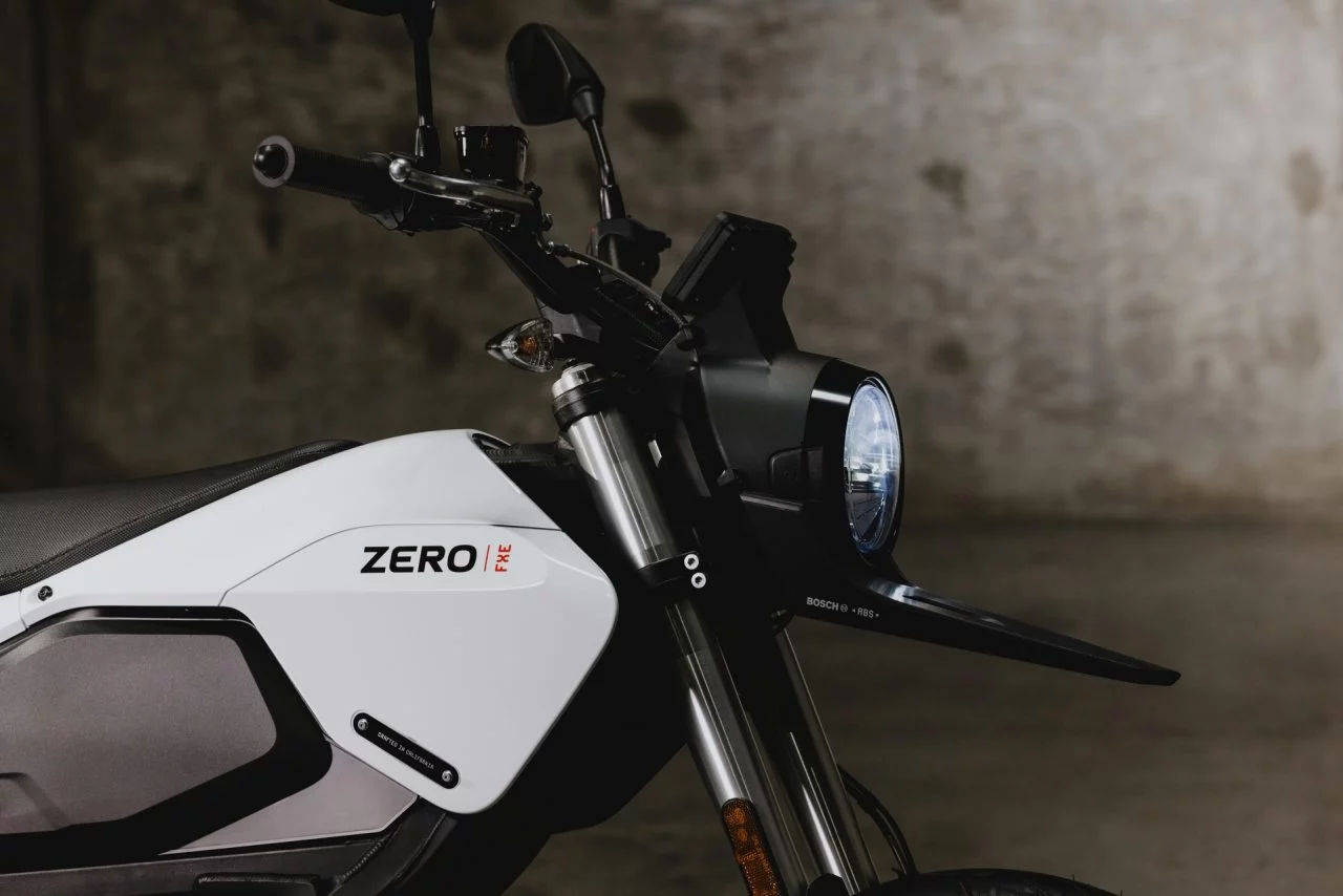 Vista detallada de la moto eléctrica Zero FXE, destaca su diseño innovador