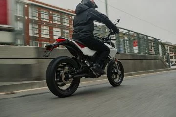 La moto Zero FXE destaca por su diseño moderno y funcionalidad en la ciudad.