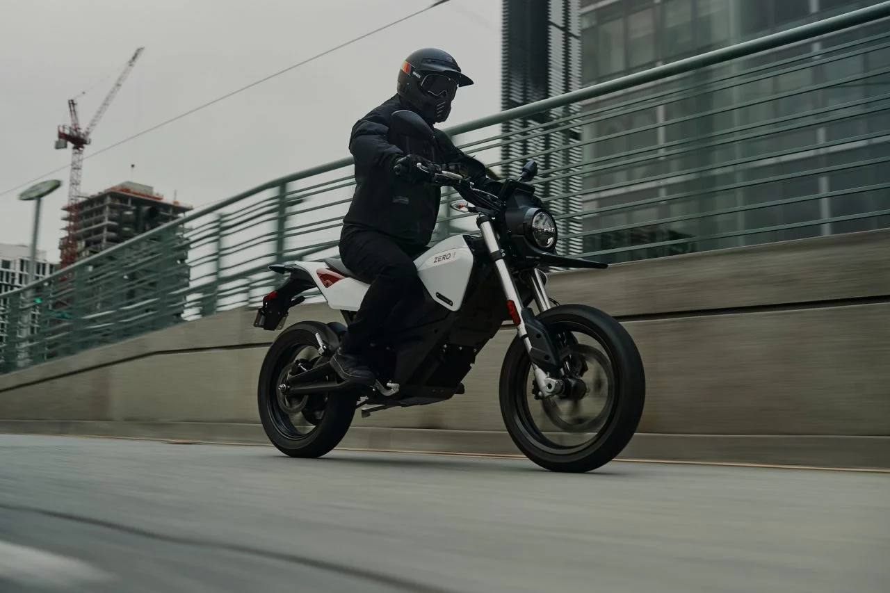 Con un gasto equivalente a 0,42 litros cada 100 km, esta motocicleta de 125 cuenta con 140 kg y 44 CV.