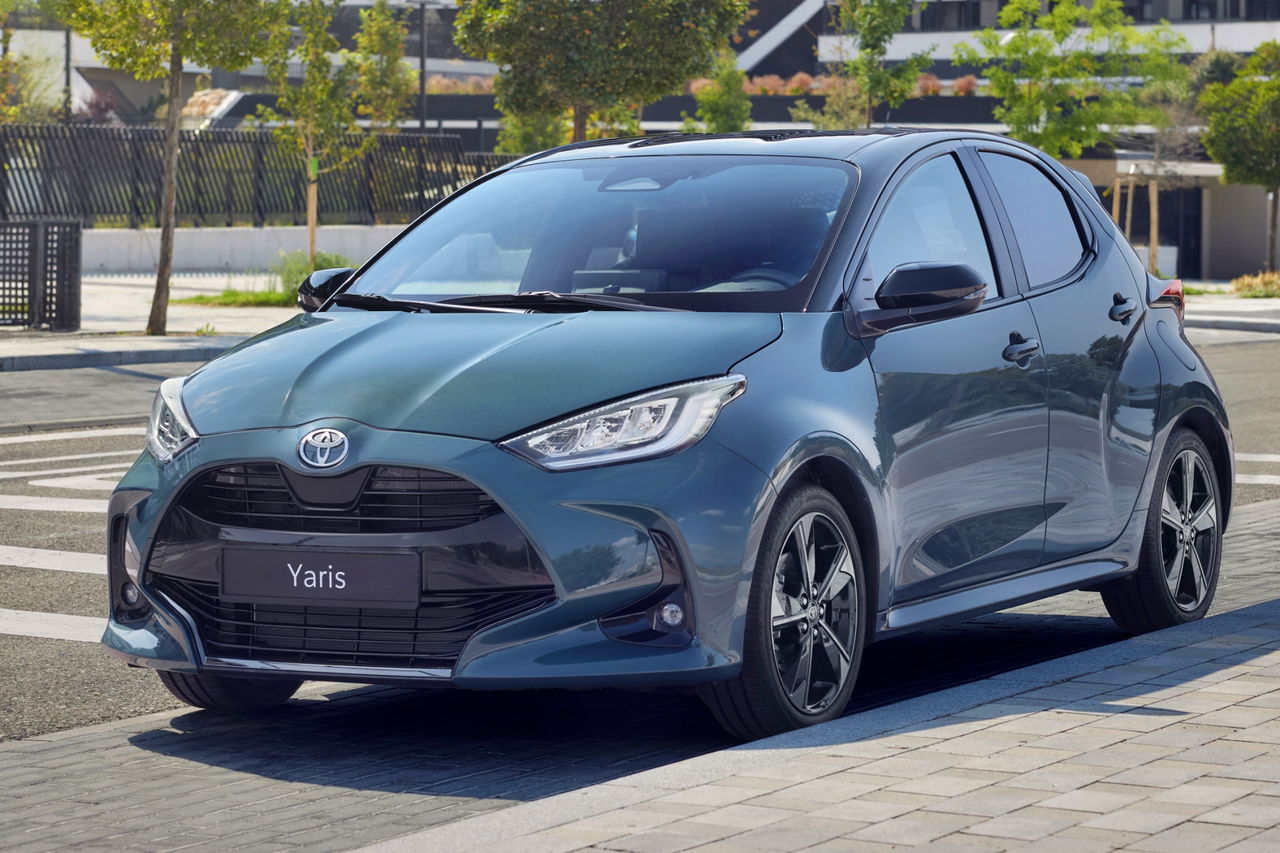 El nuevo Yaris 2025 destaca por su diseño aerodinámico y moderno.