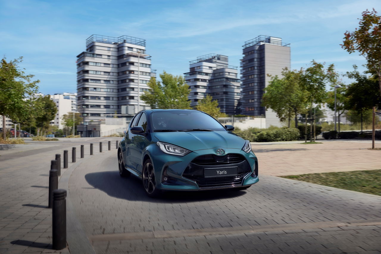 El Toyota Yaris 2025 presenta un diseño fresco y dinámico ideal para la ciudad.