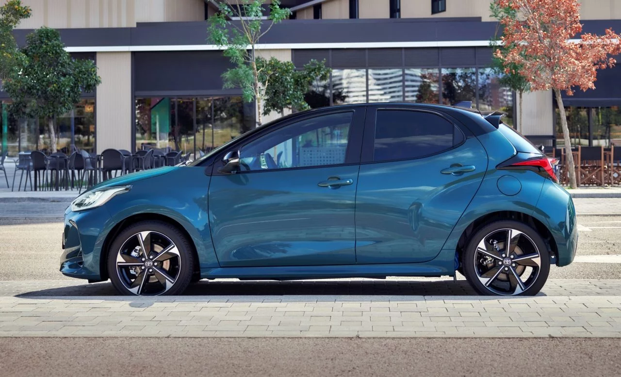 Vista lateral del Toyota Yaris 2025, un híbrido compacto que destaca por su eficiencia.