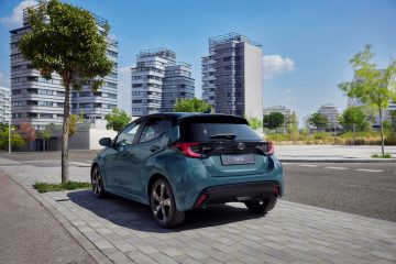 Vista trasera del Toyota Yaris 2025, que destaca su diseño moderno y funcional.