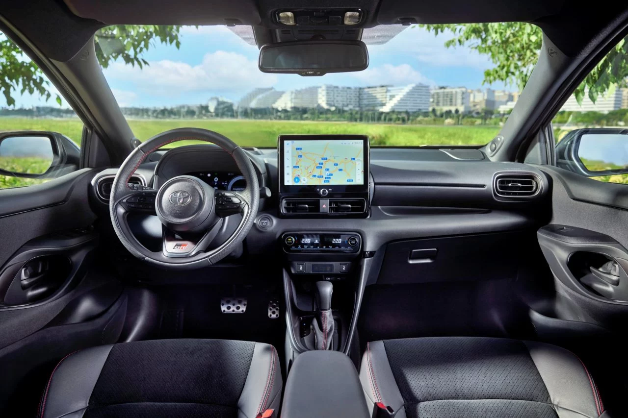 Vista del interior del Toyota Yaris GR Sport, con diseño moderno y tecnología avanzada.