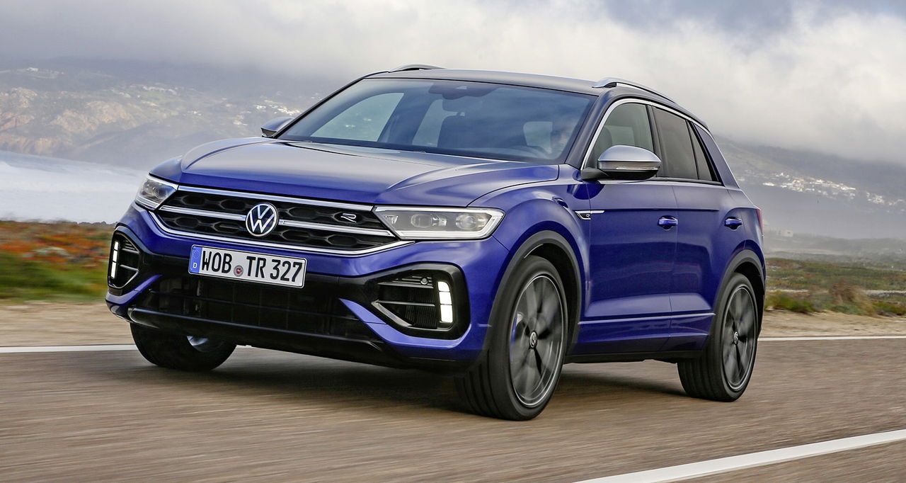 Volkswagen T-Roc en movimiento, destacando su diseño dinámico.