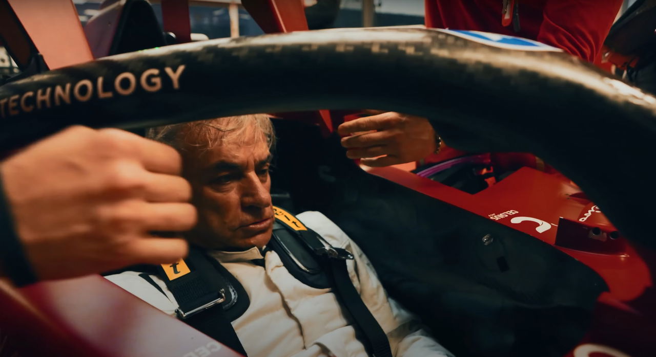 Carlos Sainz se prepara para tomar el volante, la emoción es palpable.