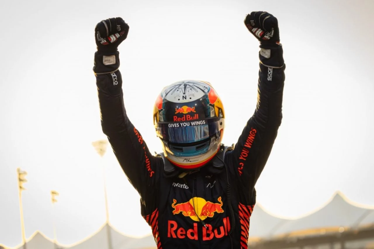 Gabriel Bortoleto celebra su victoria en Abu Dabi tras el título de Fórmula 2.