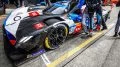 El impresionante BMW de la clase Hypercar en los pits, listo para la competencia.