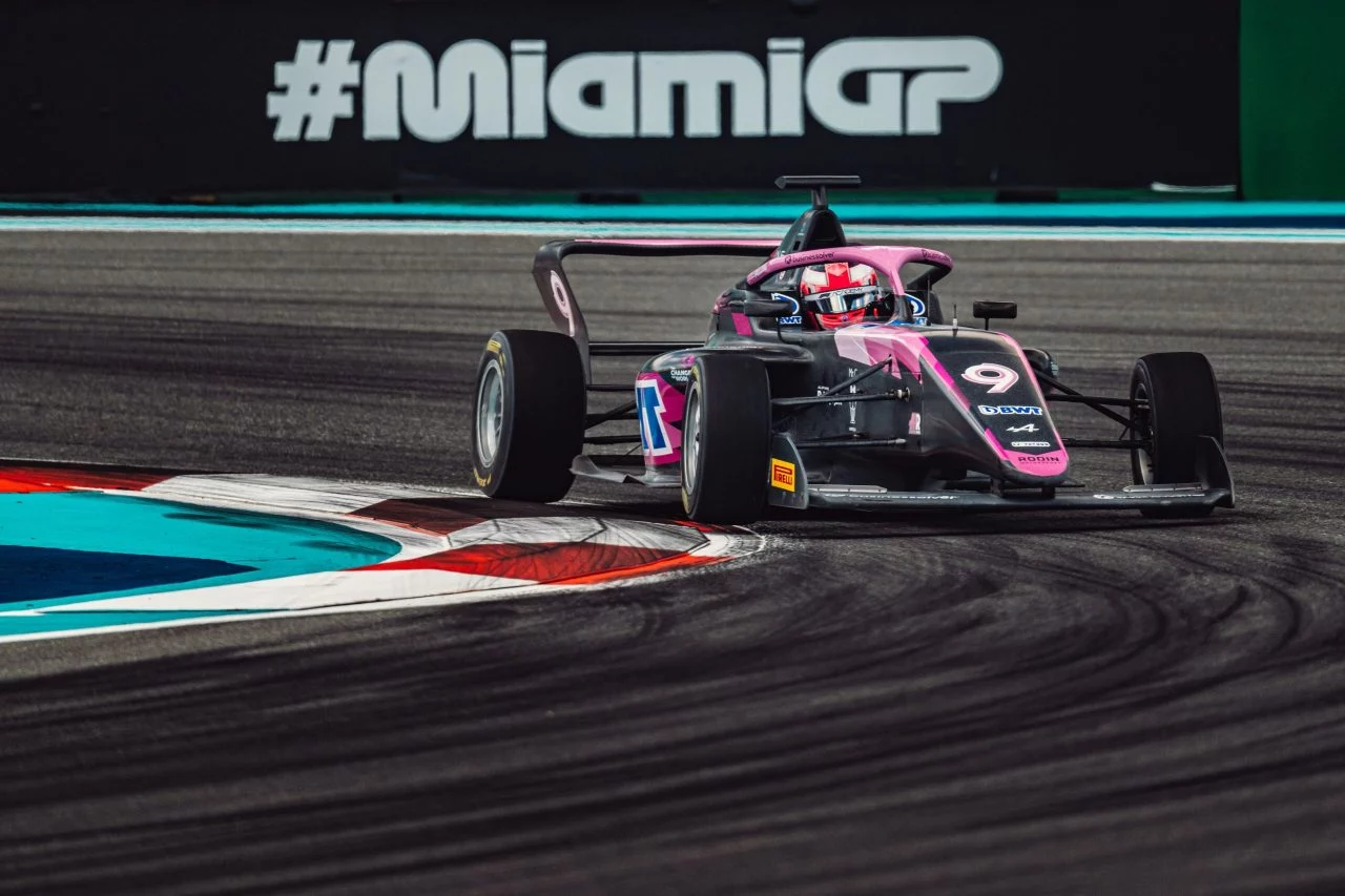 Abbi Pulling en acción durante la F1 Academy en Miami, mostrando su destreza en el circuito.