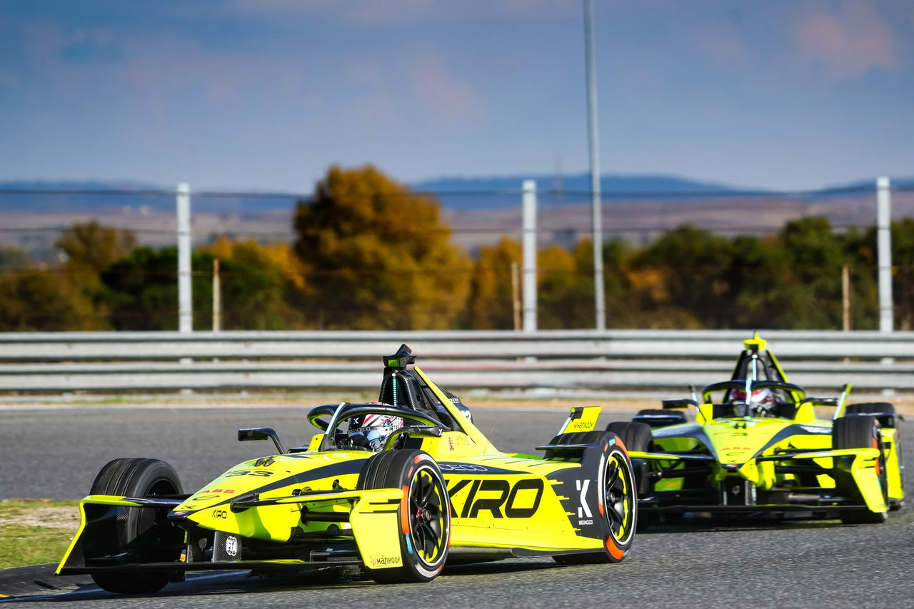 Dan Ticktum y David Beckmann en la parrilla de Fórmula E 2024-25.