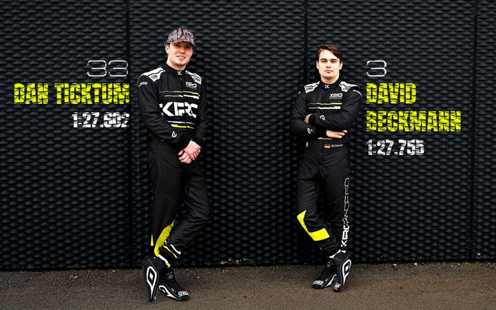 Dan Ticktum y David Beckmann posan en la parrilla de la Fórmula E 2024-25.