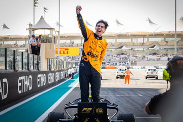 Gabriel Bortoleto celebra su victoria en Abu Dabi tras un gran desempeño.