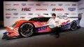 Kakunoshin Ohta presenta el Acura ARX-06, destacando su diseño aerodinámico.