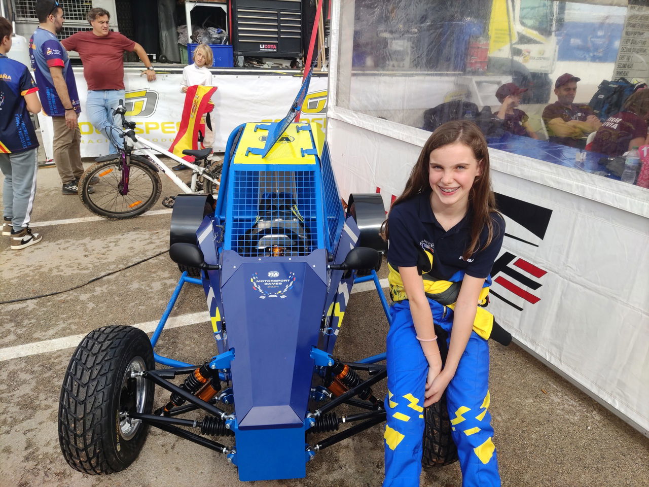 Célie Perrichot, joven piloto de Car Cross, junto a su buggy de competición.