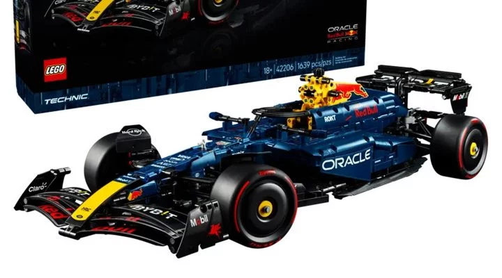 Maqueta de LEGO del Red Bull RB20 D, detalle impresionante en miniatura.