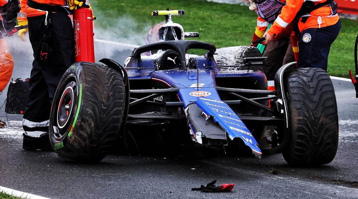 Logan Sargeant con el Williams Racing tras un incidente en pista.