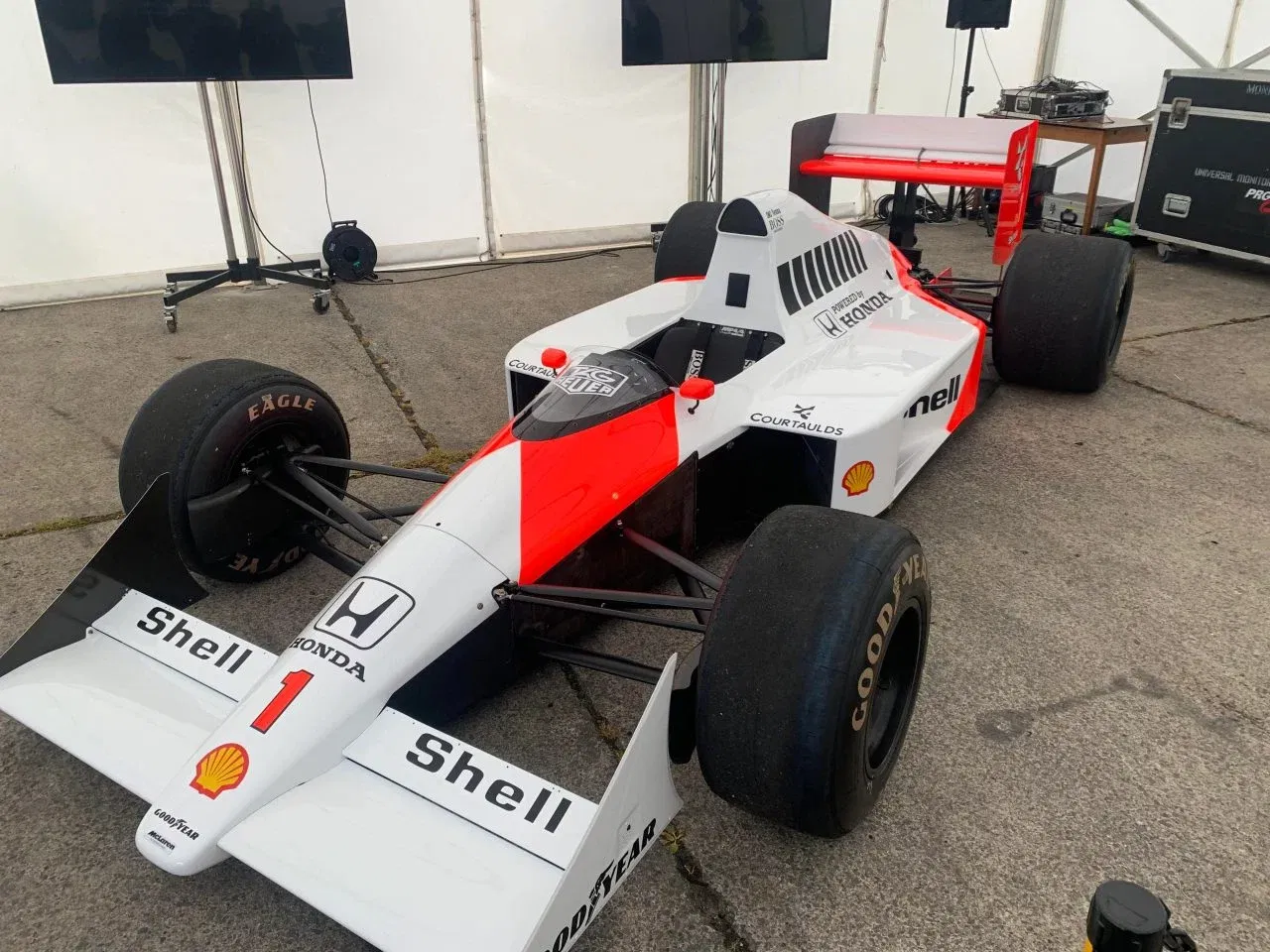 Fernando Alonso presenta el McLaren MP4/4B, un ícono de la F1.